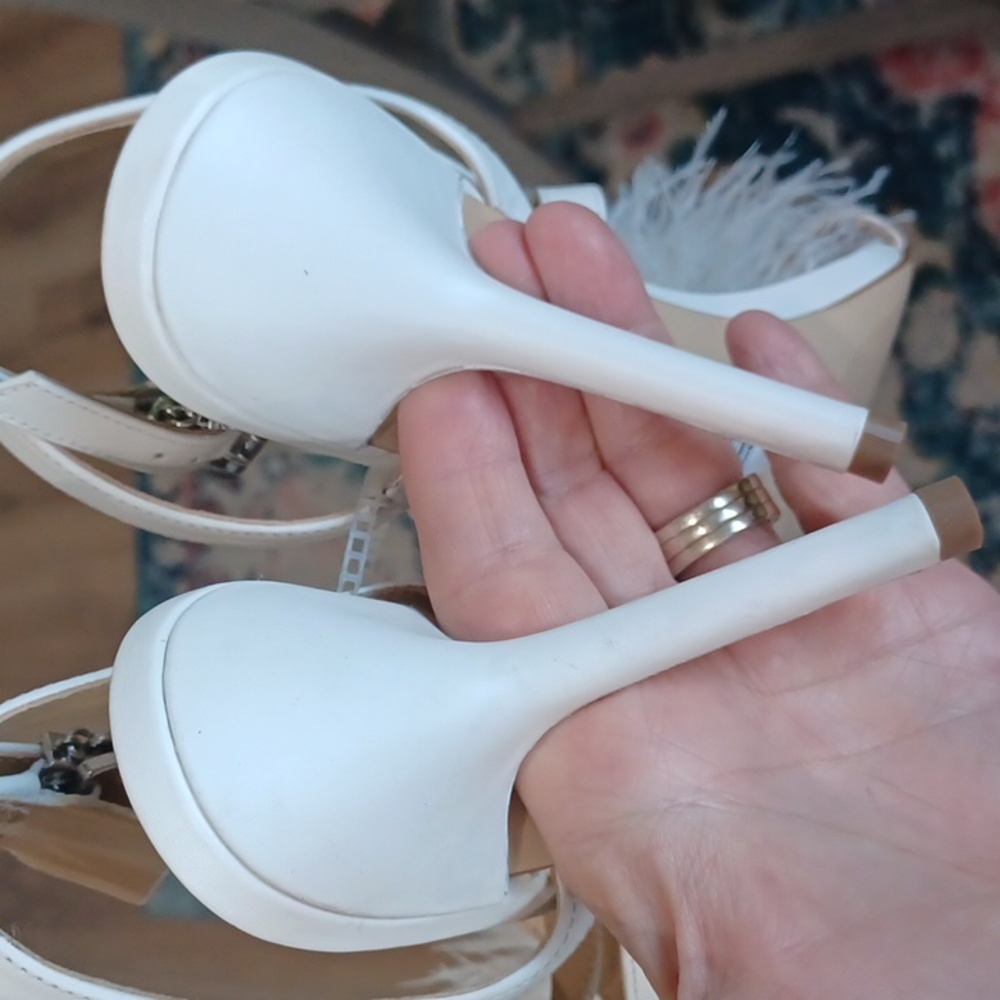 Michael Kors WHITBY FEATHER TRIM LEATHER SANDAL Optic White 7 NEW - Picture 15 of 16